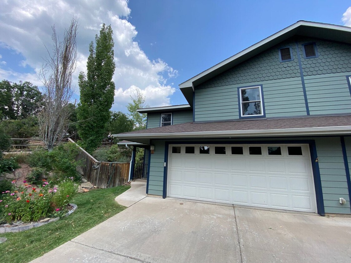 Primary Photo - Charming Colorado Duplex with Three Spacio...