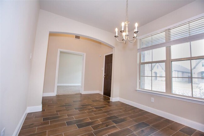 Building Photo - 2100 Miramar Dr