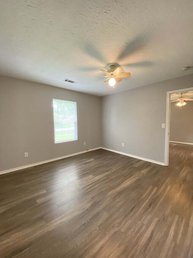 Foto del edificio - Charming 4-Bedroom Home with 2 Full Baths ...