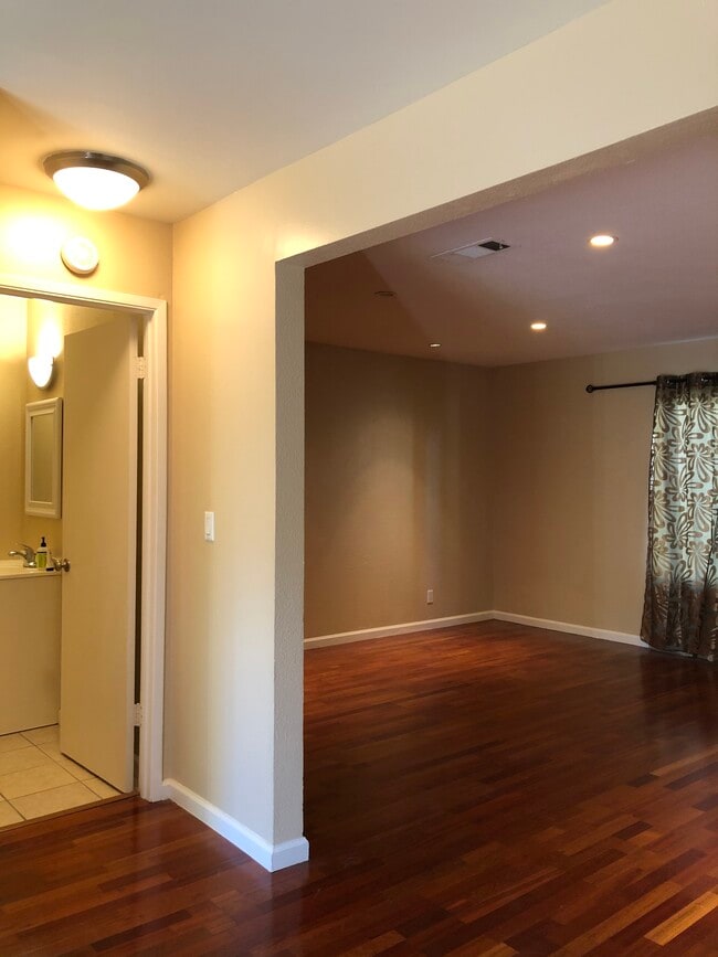 Living and 1/2 bath - 3555 Northwood Dr