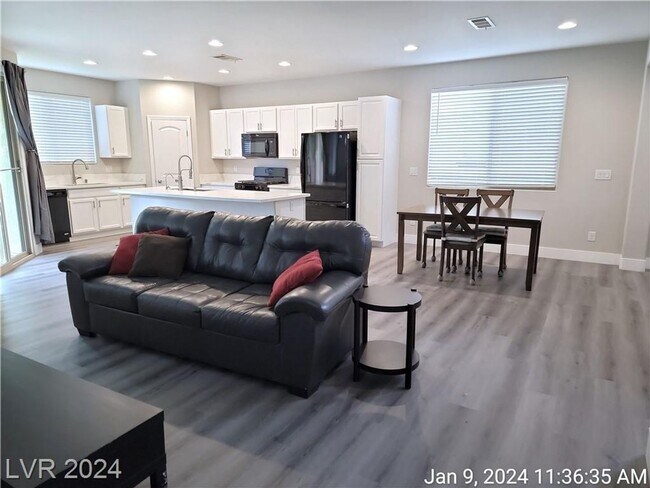 Foto del edificio - PARTIALLY FURNISHED 2-STORY HOME LOCATED O...