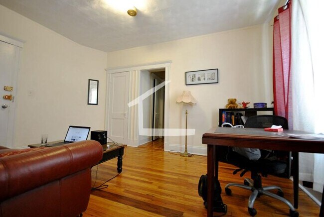 Building Photo - Nicely renovated 1 bed near the Green Line in Allston.