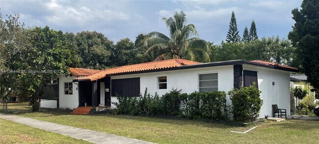 Building Photo - 1101 Oakwood Dr