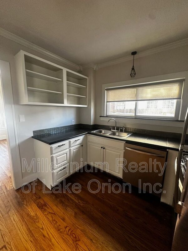 Foto del edificio - 24 Utica Rd