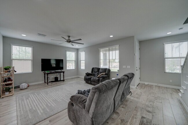 Foto del edificio - 3 Bedroom + 2.5 Bath + 2 Car Garage + Comm...