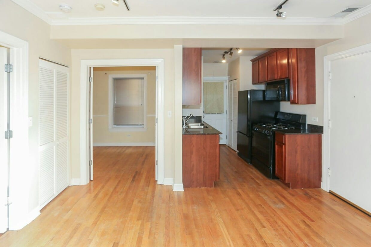Primary Photo - 628 W Roscoe St