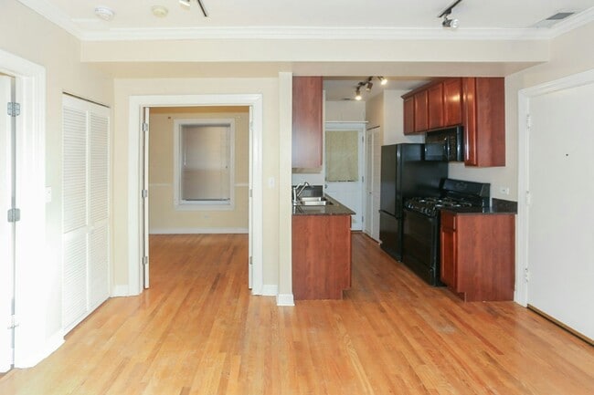 Photo - 628 W Roscoe St Apartment