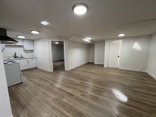Foto del edificio - 7025 Woodman Ave