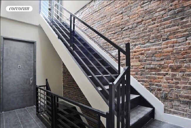 Foto del edificio - 1384 Madison St