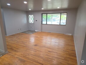 Building Photo - 437 S Vaughn Way