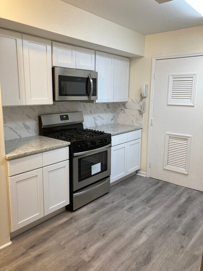 Kitchen with granite countertops - 722 Sip St