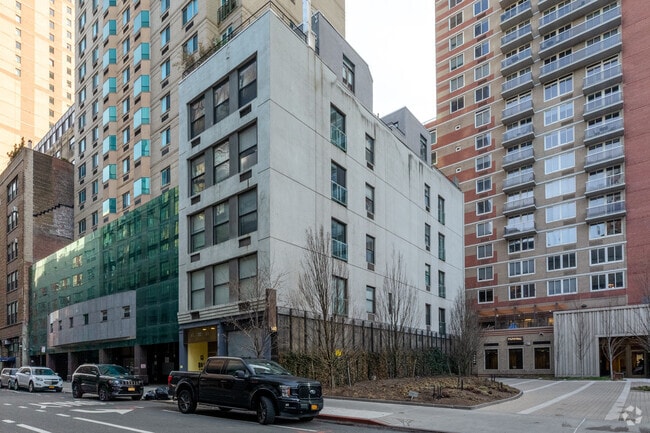 Building Photo - 552 W 43rd St