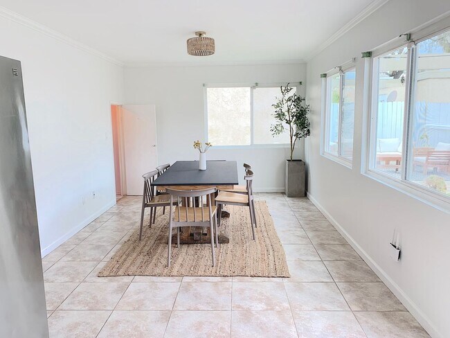 Foto del edificio - Beautiful and spacious 4 bed/ 2.5 bath home in Tierrasanta!  2 car garage, back yard, and communi...