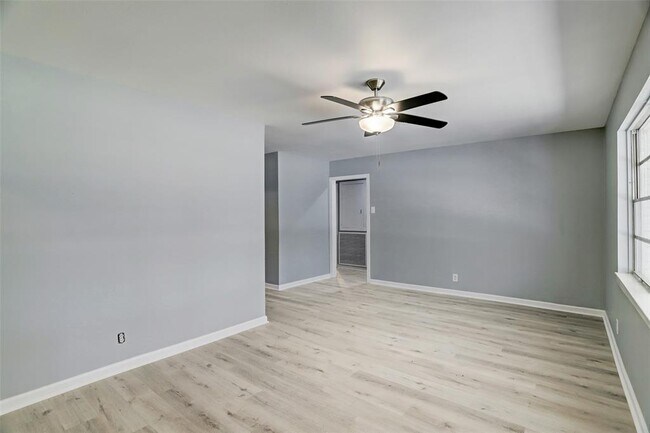 Building Photo - 5722 W 43rd St