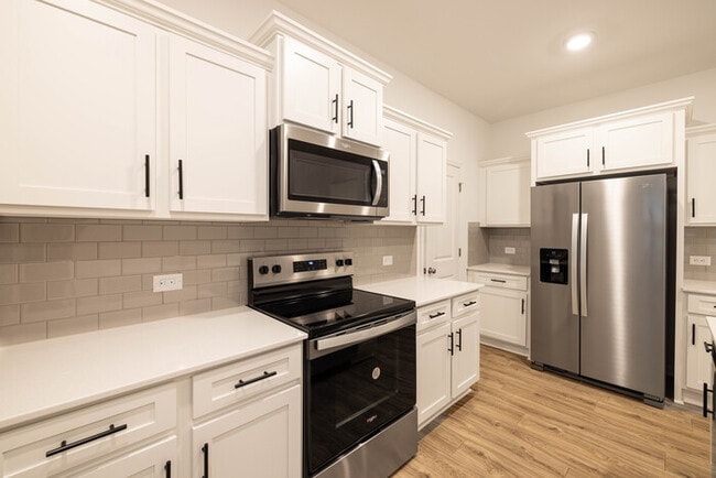 Building Photo - 3BD Townhome Walking Distance to Downtown