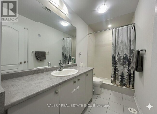 Building Photo - 90 Norwich Cres