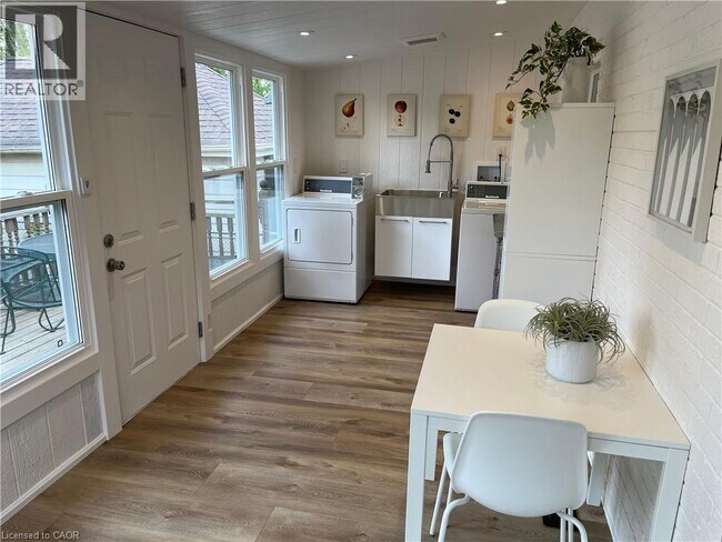 Building Photo - 179 Paradise Rd N