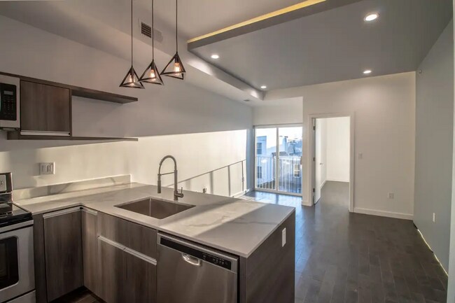 Foto del edificio - Luxurious 2-Bed/2-Bath Apartment Just Outs...