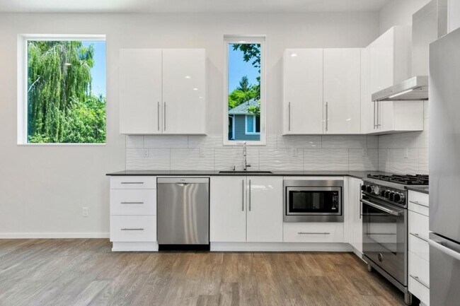 Foto del edificio - Greenlake 3bed 2.5 bath Light Rail adjacen...