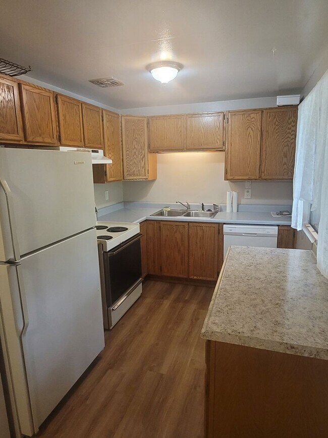 Foto del edificio - NE Tacoma "Retro" Rambler home - 3 bedroom plus den with 1 bathroom, 2 car garage, AC units - Ava...