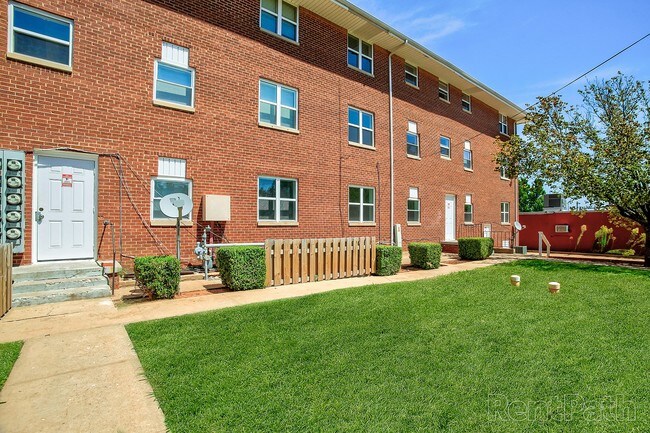 Foto del edificio - 1722 N Lindsay Ave