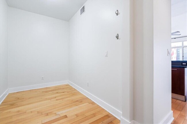 Building Photo - 603 Davis St
