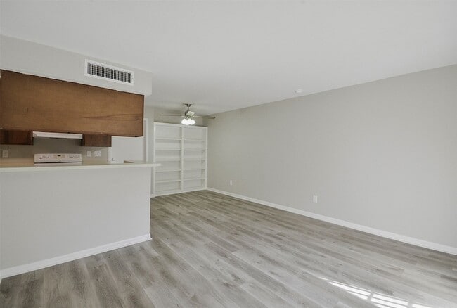 Foto del edificio - 12905 Woodforest Blvd