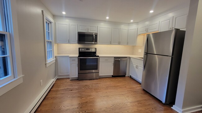 Foto del edificio - 239 Old Farms Rd