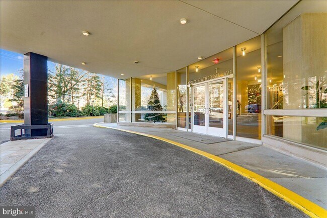 Foto del edificio - 4200 Cathedral Ave NW