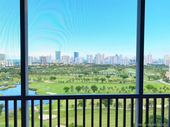 Foto del edificio - 20301 W Country Club Dr