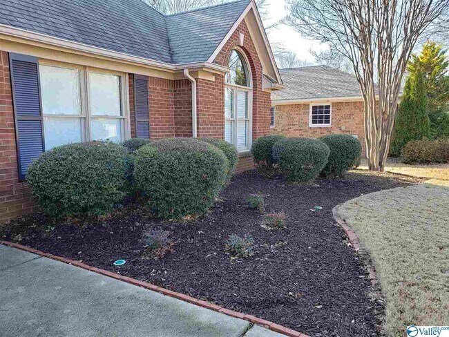 Building Photo - 1100 Leeward Dr SE