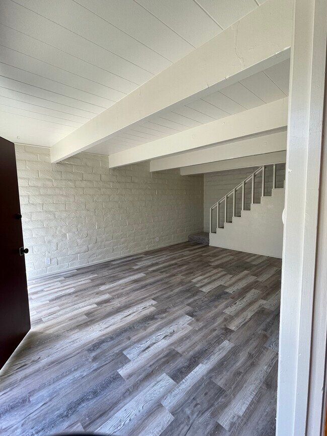 Sala de estar de la planta baja con vista a la planta superior. - 451 Dela Vina Ave