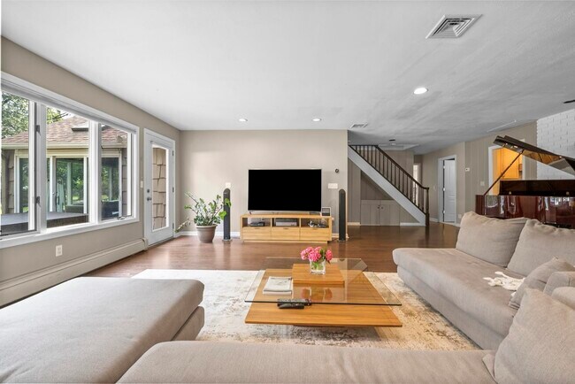 Building Photo - 926 Norgate Dr