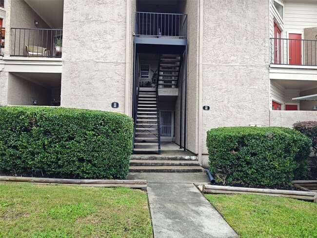 Building Photo - 10855 Meadowglen Ln