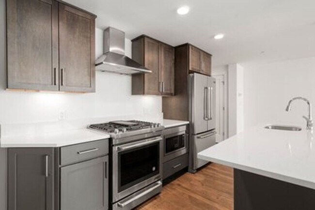 Foto del edificio - Fully Renovated 2 Bed/2 Bath Right Next To Boston Landing!