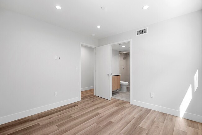 Building Photo - 14802 Vanowen St