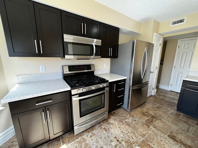 Building Photo - 9240 Crossing Dr