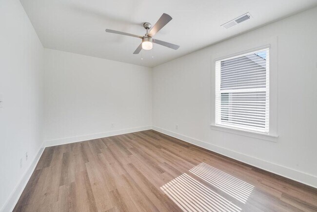 Building Photo - Unparalleled Luxury Living Experience in A 3 Bedroom Home