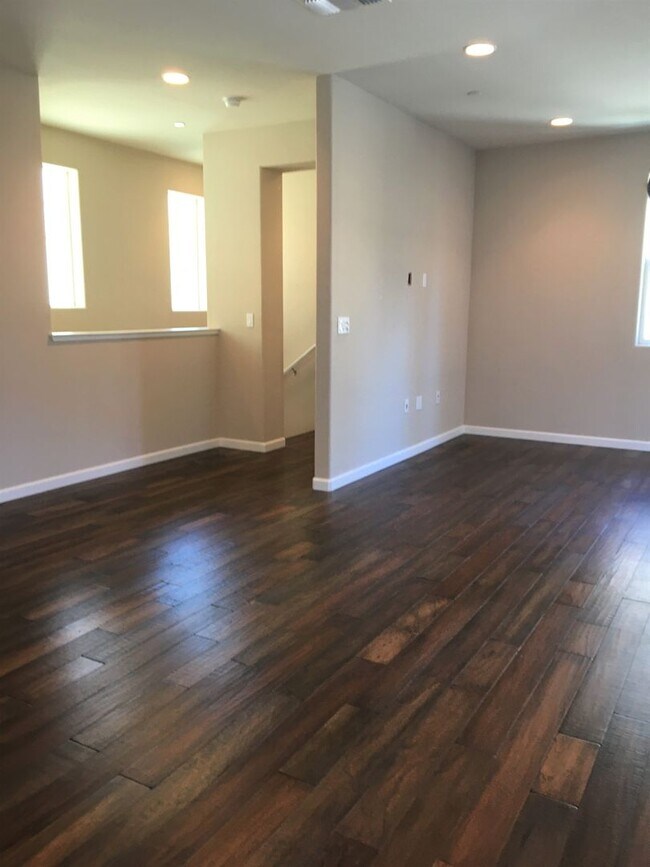 Building Photo - Stunning 4 Bedroom 3.5 Bath Single Family ...