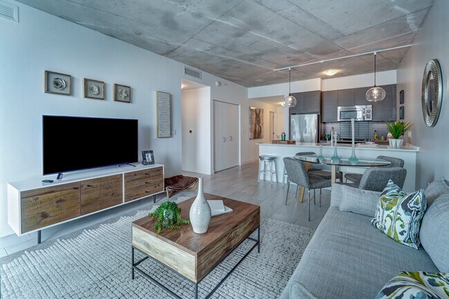 Building Photo - Midtown 5