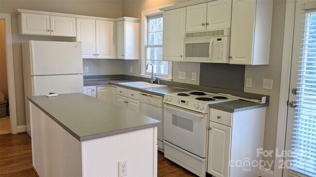 Foto del edificio - 16007 Kelly Park Cir