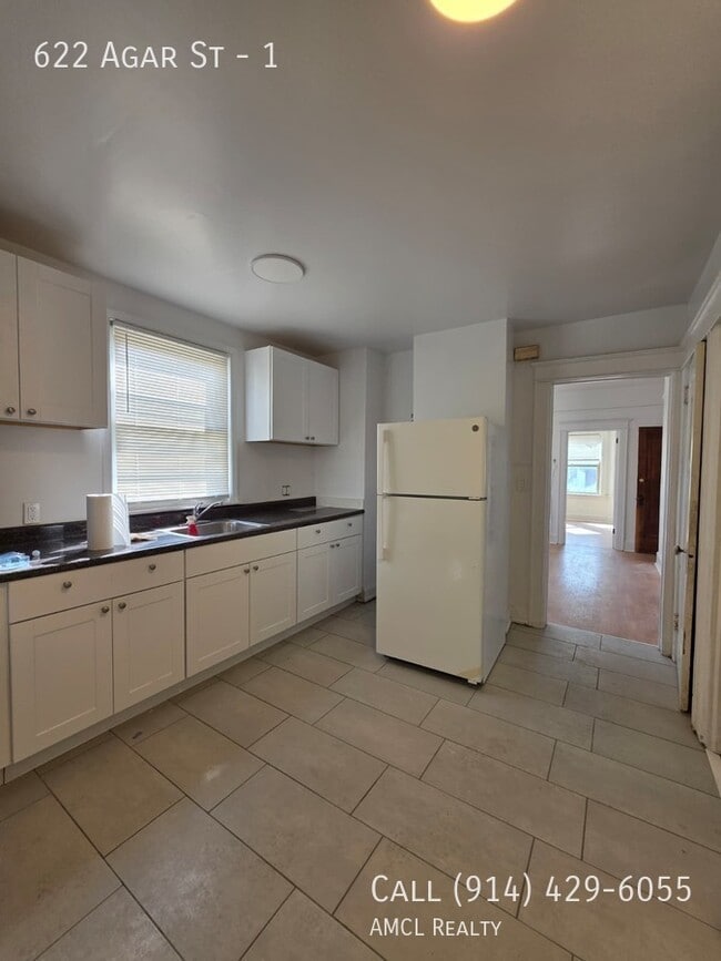 Building Photo - 622 Agar St