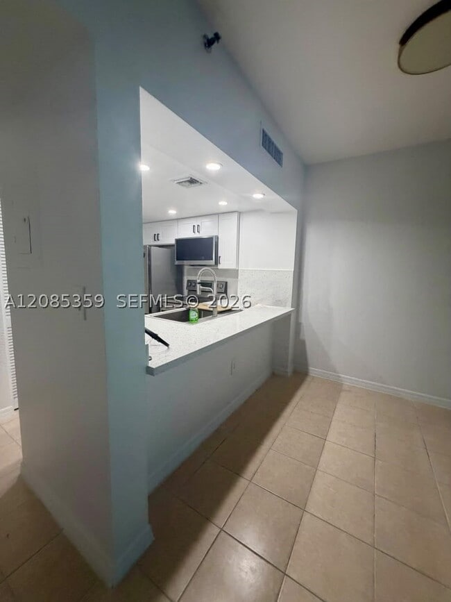 Building Photo - 540 Brickell Key Dr