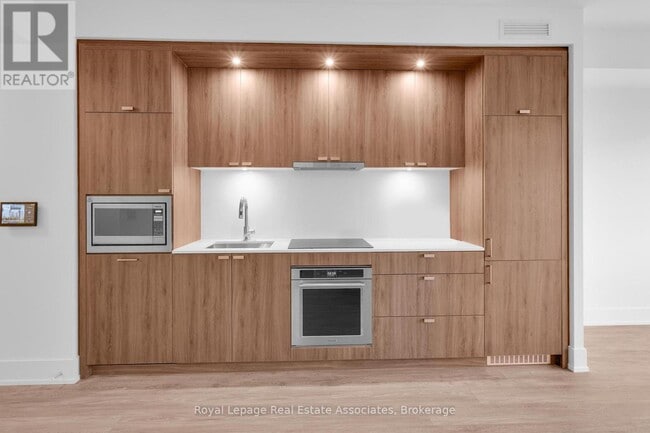 Building Photo - 259 The Kingsway