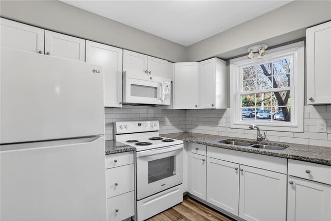 Building Photo - 80 Montre Square NW