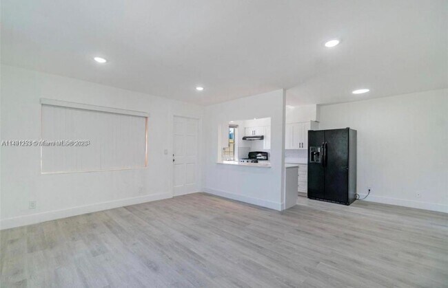 Foto del edificio - 7800 Byron Ave
