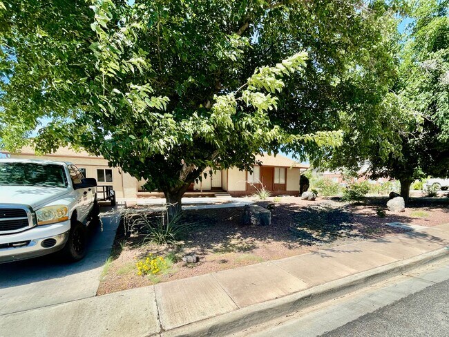 Foto del edificio - Six Bedroom Home in Bloomington Ranches