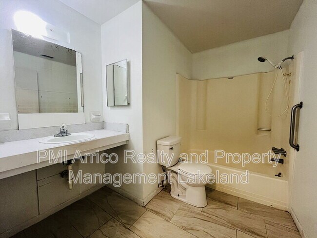 Foto del edificio - 214 N Chestnut Rd