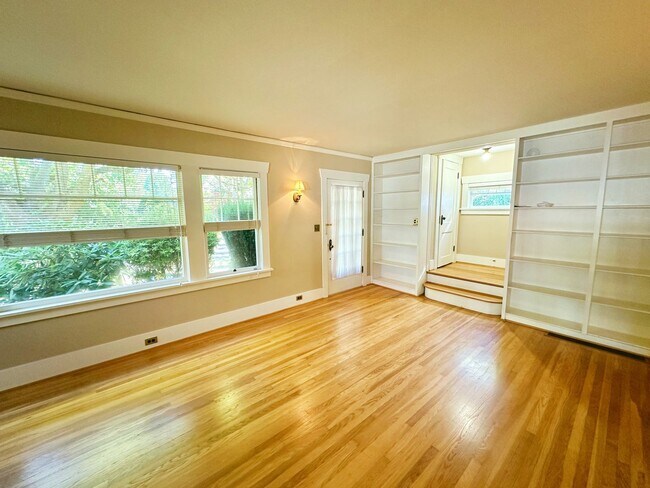 Foto del edificio - Stunning 3 Bedroom with Fully Fenced Yard ...