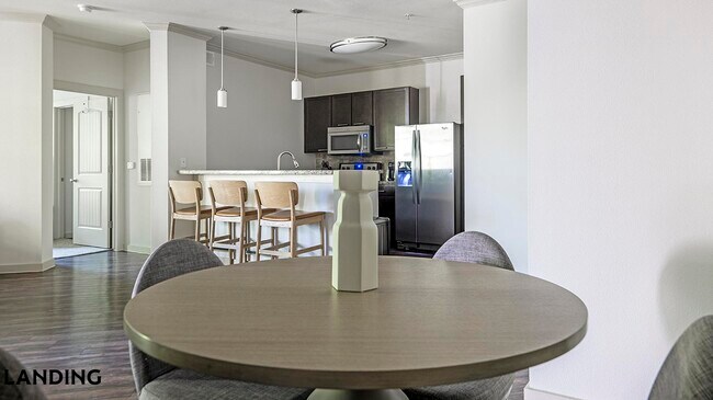 Foto del edificio - 10800 Lakeline Blvd